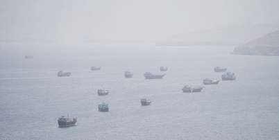 FOTO DE ARQUIVO: Embarcações próximas ao Estreito de Ormuz, vistas de Musandam, Omã, em 2 de setembro de 2026. Foto: REUTERS - Stringer / RFI