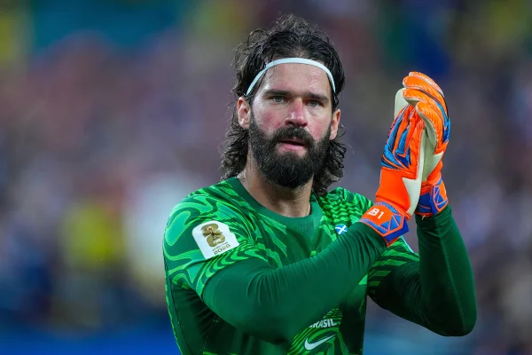 Com novos goleiros, Carlo Ancelotti revela que ainda conta com Alisson