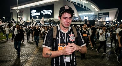Corintiano perde namorada, passa frio e vê derrota para Chapecoense no mesmo dia