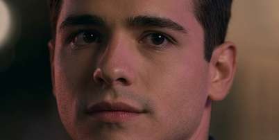 O gay Mau Mau é vítima da discriminação do avô em 'Quem Ama Cuida'; e o ator que o interpreta, João Victor Gonçalves, conheceu na rua a humilhante homofobia apresentada como brincadeira Foto: Reprodução/TV