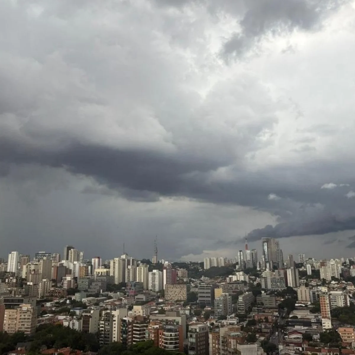 Com chance de tornado, SP pode ter ventos de 100 km/h e granizo