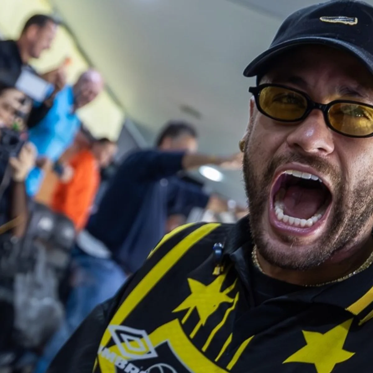 Victor Hugo dá camisa para Neymar, mas provoca: "Na Arena vai ser sinistro"