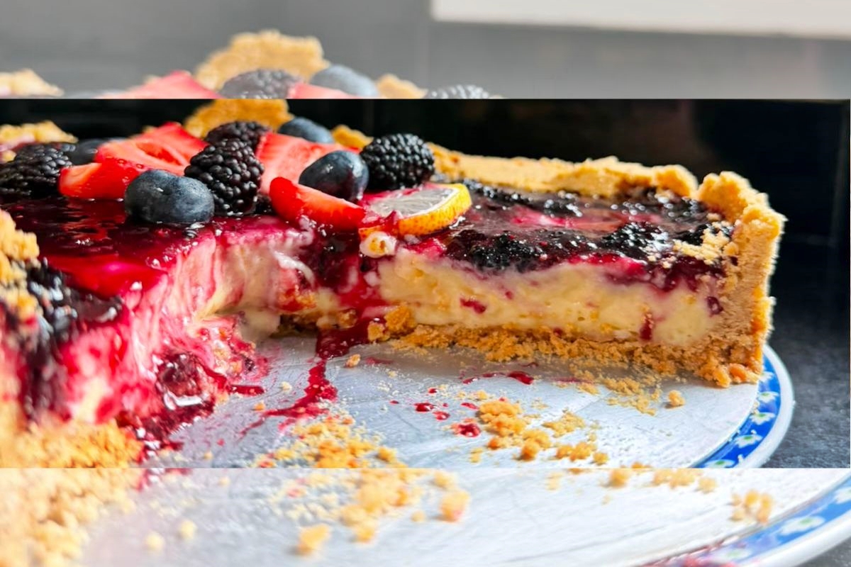 Torta aveludada com calda de frutas vermelhas é receita fácil e sofisticada