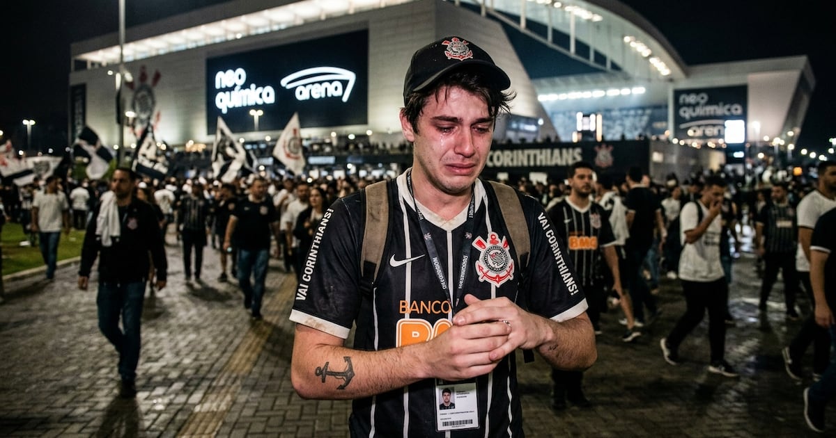Corintiano perde namorada, passa frio e vê derrota para Chapecoense no mesmo dia