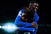 Dembélé e Ferran Torres se abraçam durante jogo do PSG