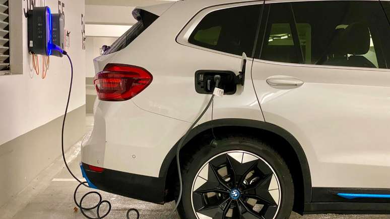 Carro elétrico causa enjoo? Entenda por que alguns passageiros podem passar mal