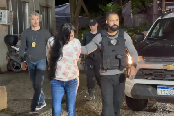 Mulher é suspeita de matar a mãe a marteladas após vê-la com o companheiro