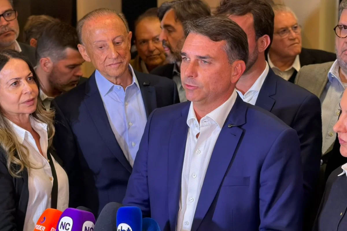 Flávio Bolsonaro concede coletiva em São Paulo.