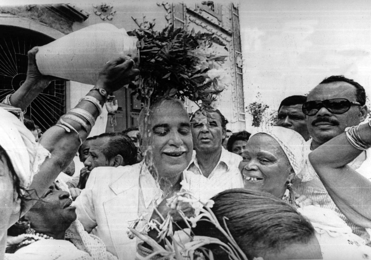 Antônio Carlos Magalhães recebe banho de folhas na Lavagem do Bonfim, em Salvador, em 1983
