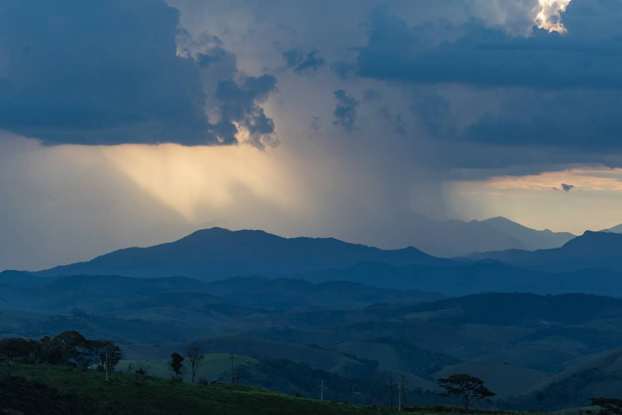 Inmet emite alerta vermelho de tempestades e risco de tornados no Sul