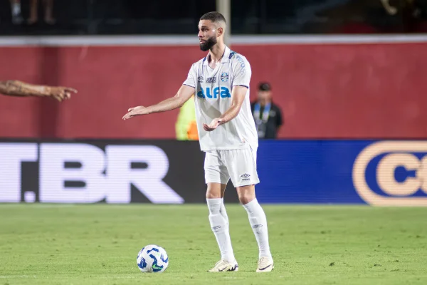 Presidente do Vitória cobra Grêmio por zagueiro: “Time caloteiro” - destaque galeria