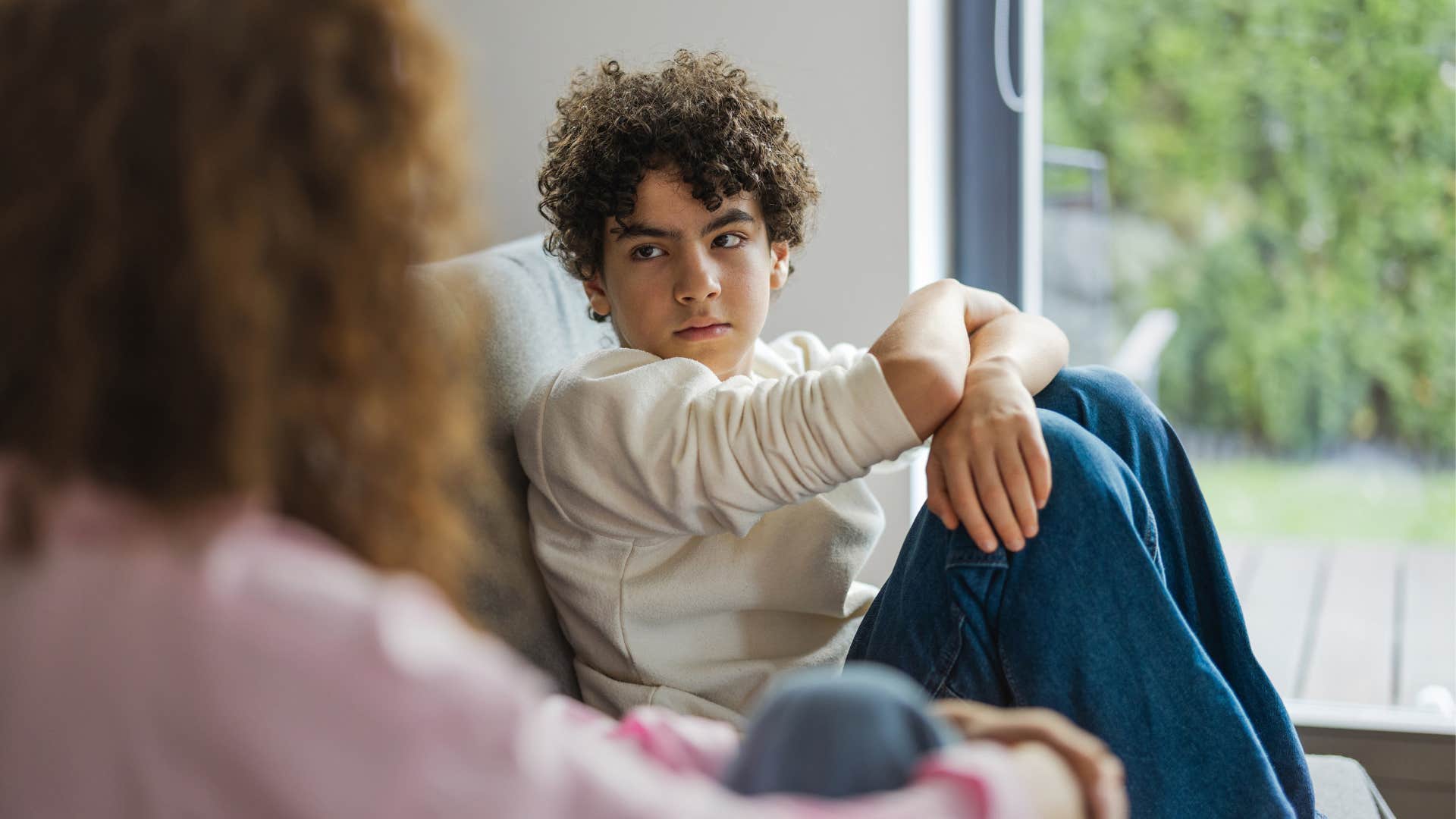 Pessoas que foram profundamente feridas por seus pais frequentemente ouviam estas 11 frases de boas intenções ao crescer