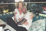 Após separação, Cintia Dicker posa de topless na web e Pedro Scooby reage