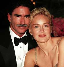 Sharon Stone e Phil durante evento beneficente da Amfar no Moulin Rouge em Mougins, França Foto: Getty Images