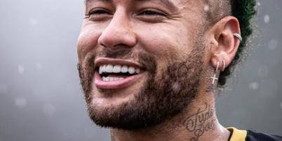 Foto: Neymar de cabelo verde ( Raul Barreta/Santos FC) / Gávea News