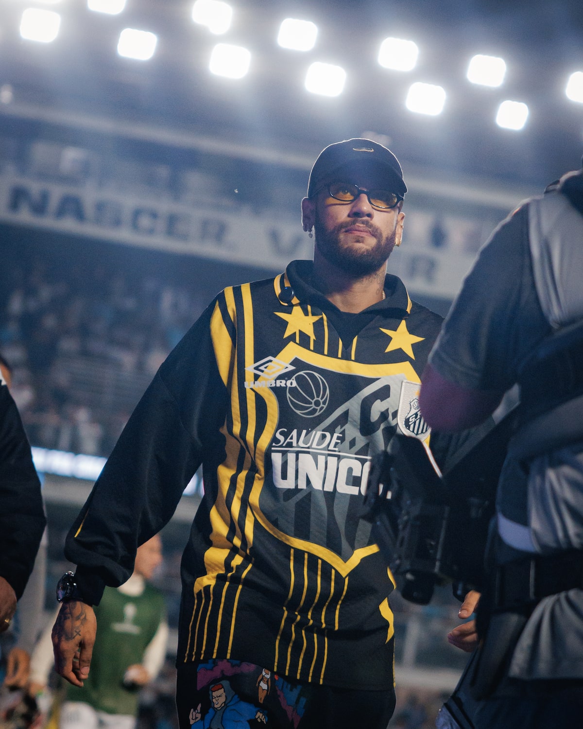 Neymar provoca torcida do Atlético-MG: ‘Eu sem joelho sou melhor que todo mundo do seu time’
