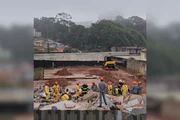 Segundo a Defesa Civil, 3 imóveis próximos foram interditados e passarão por uma nova avaliação técnica neste domingo (16/8)