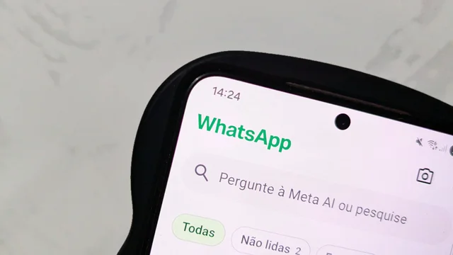 WhatsApp muda radicalmente tela de conversas com visual de vidro no iPhone