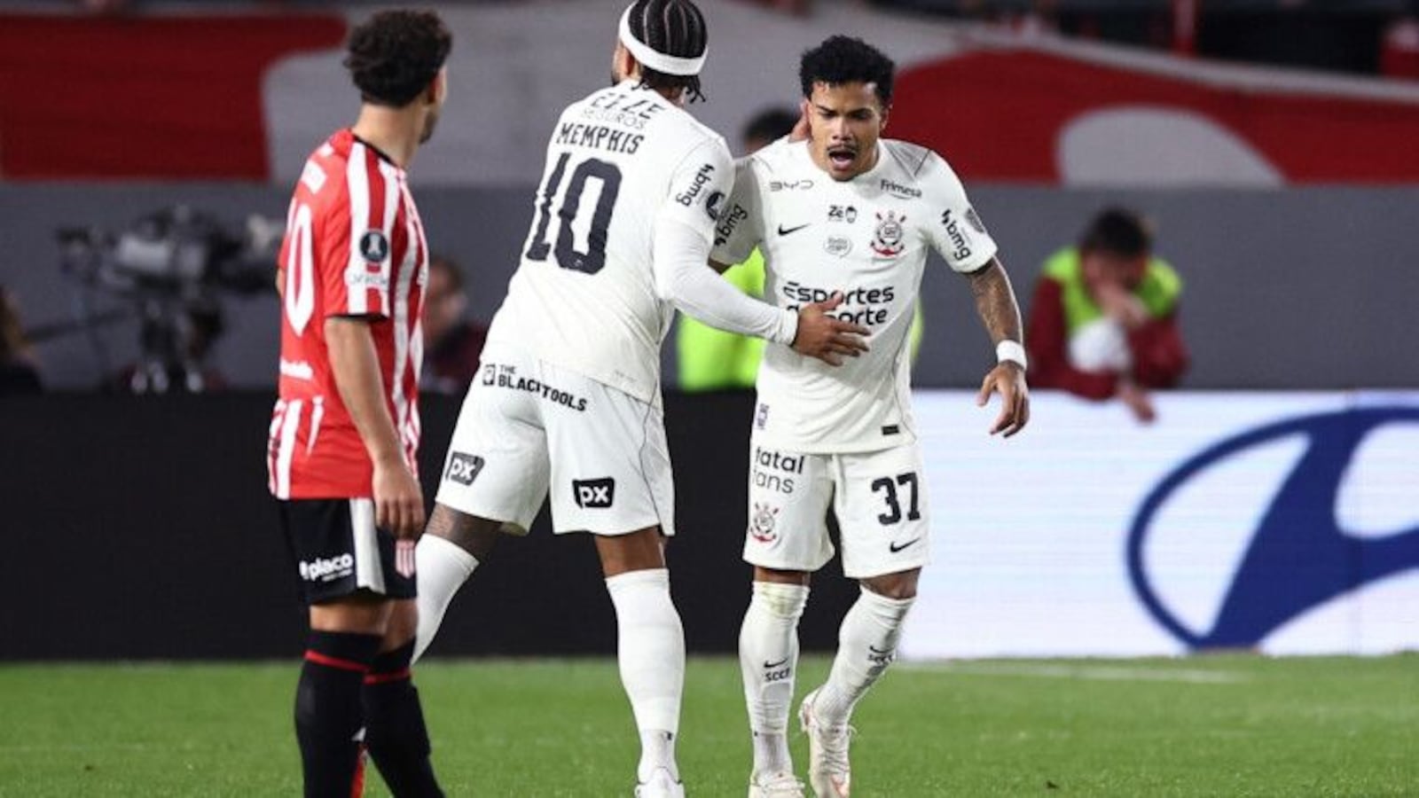 Kaio César teve sangue frio para marcar o gol de empate do Corinthians. Depois de fabuloso passe de Garro Agustin Marcarian/Reuters