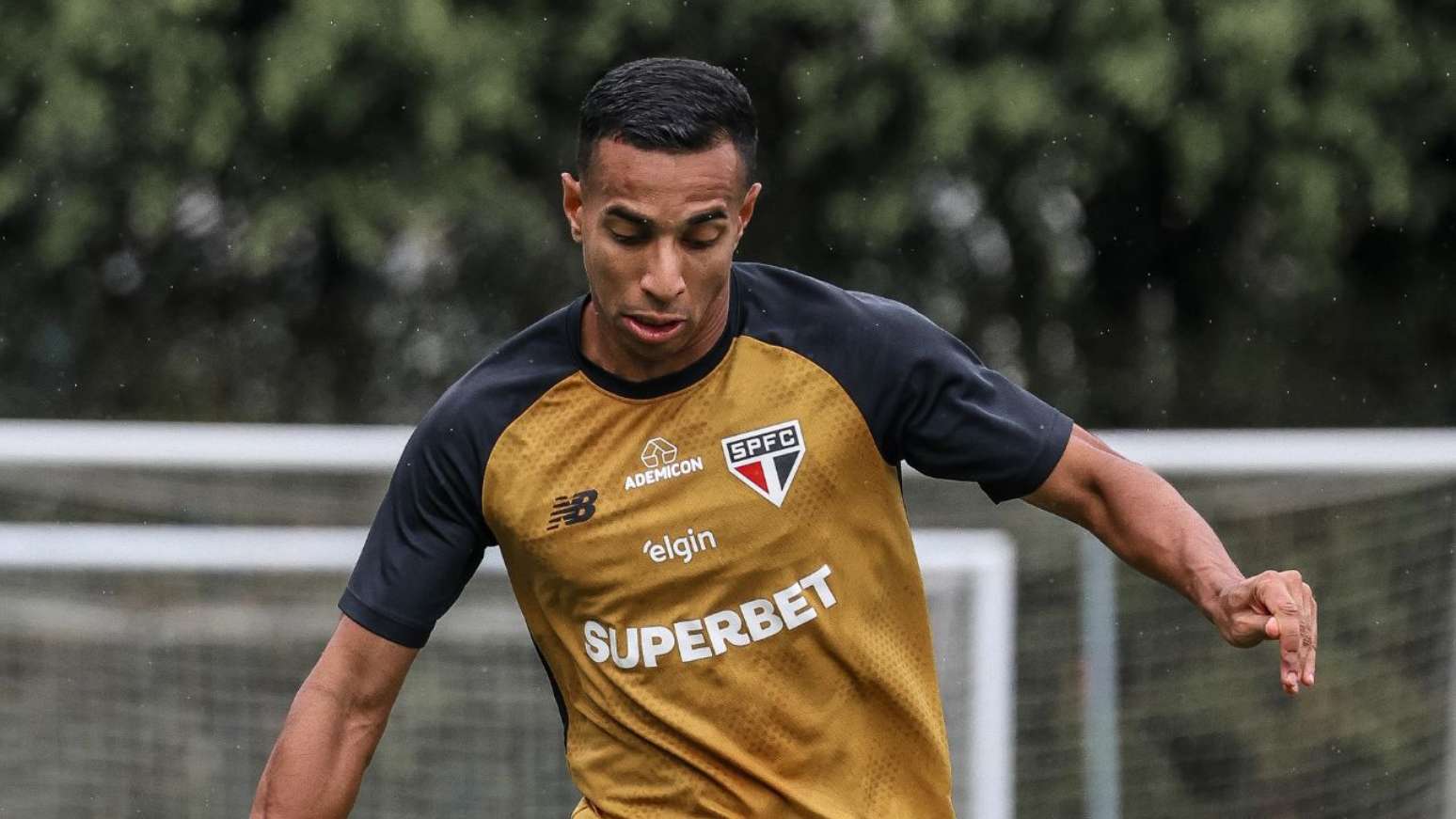 Victor S&aacute;, retornando de les&atilde;o, durante treino preparat&oacute;rio para o jogo de ida das quartas de final da Copa Sul-Americana contra o Boca Juniors -