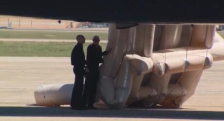 Escorregador de emergência do Air Force One é acionado momentos antes de Trump embarcar