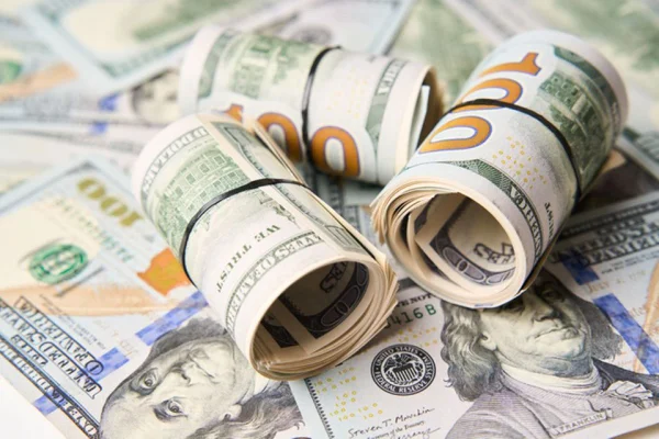 Dólar sobe com disparada do petróleo e inflação nos EUA. Bolsa cai