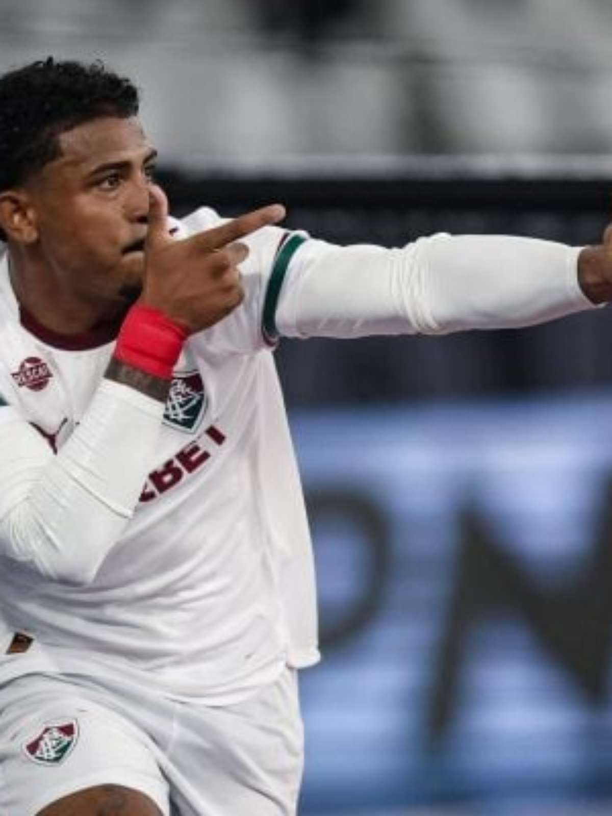 John Kennedy, do Fluminense, é acusado de ameaça por entregadora