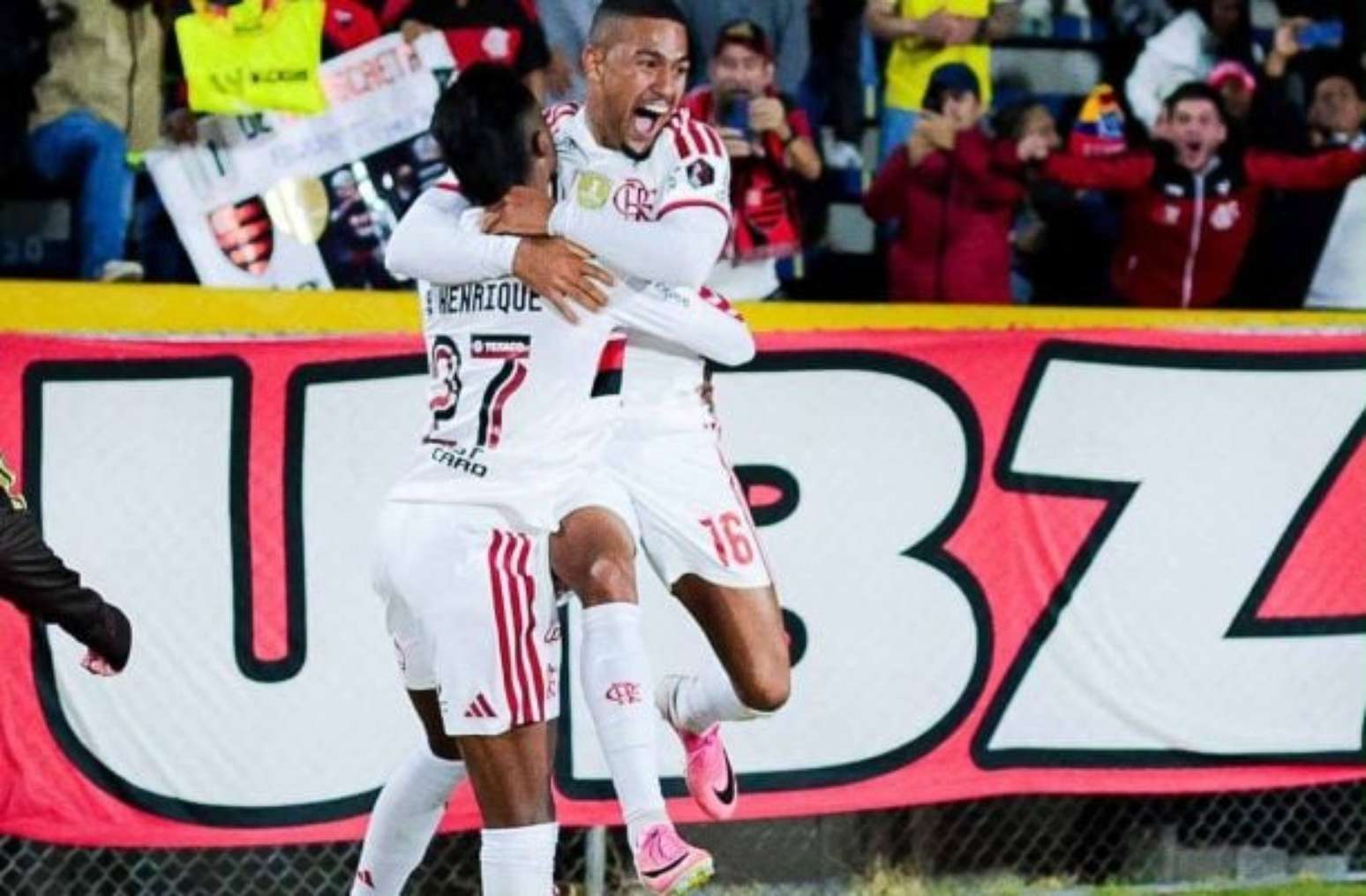 Bruno Henrique tenta passar pela marca&ccedil;&atilde;o de Loor. Carabajal acompanha a jogada &ndash;