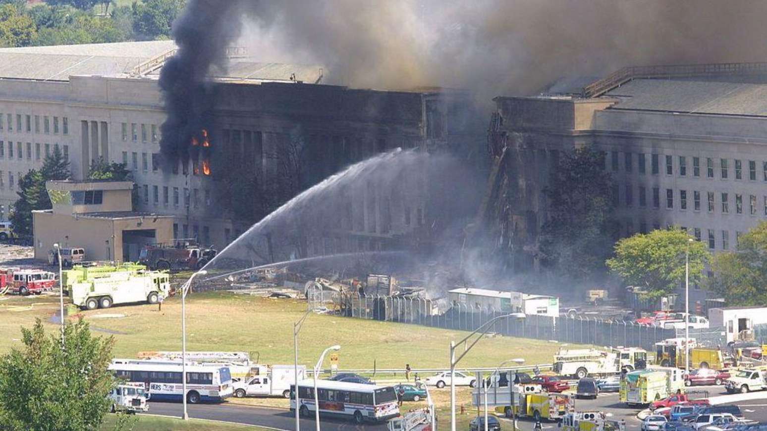 O combate às chamas no ataque ao Pentágono, no dia 11 de setembro de 2001