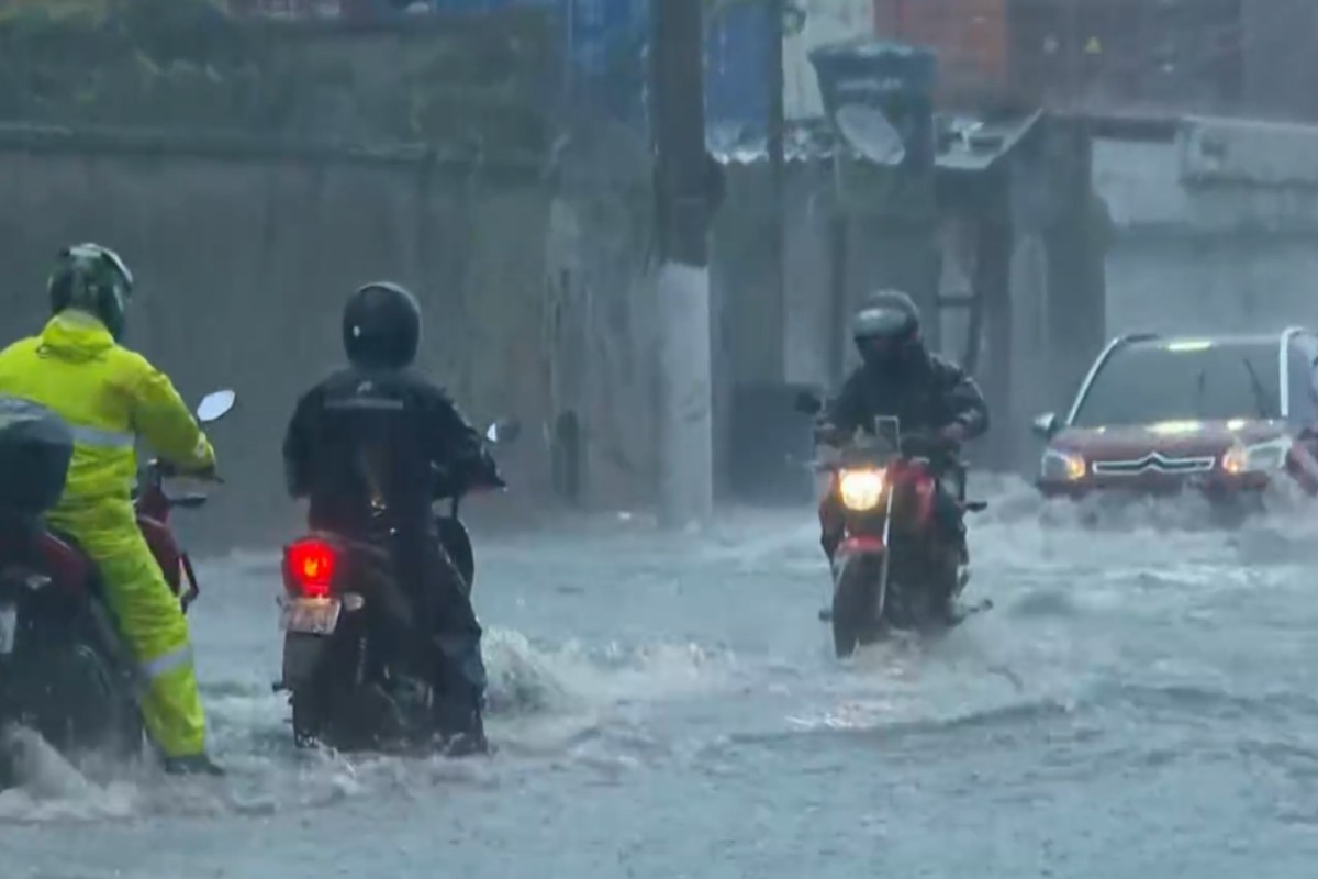 Litoral de SP registra o maior volume de chuva no estado em 12h e tem alagamentos
