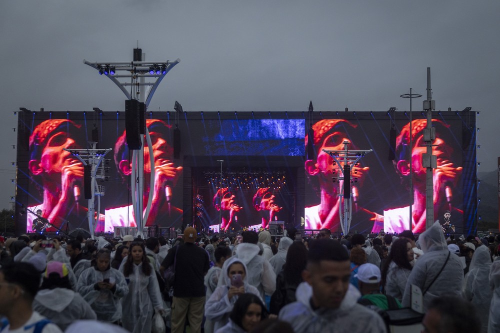 Imagem do cantor Cazuza projetada no novo telão do Palco Mundo durante o show da banda Barão Vermelho, no terceiro dia de festival. — Foto: Guito Moreto