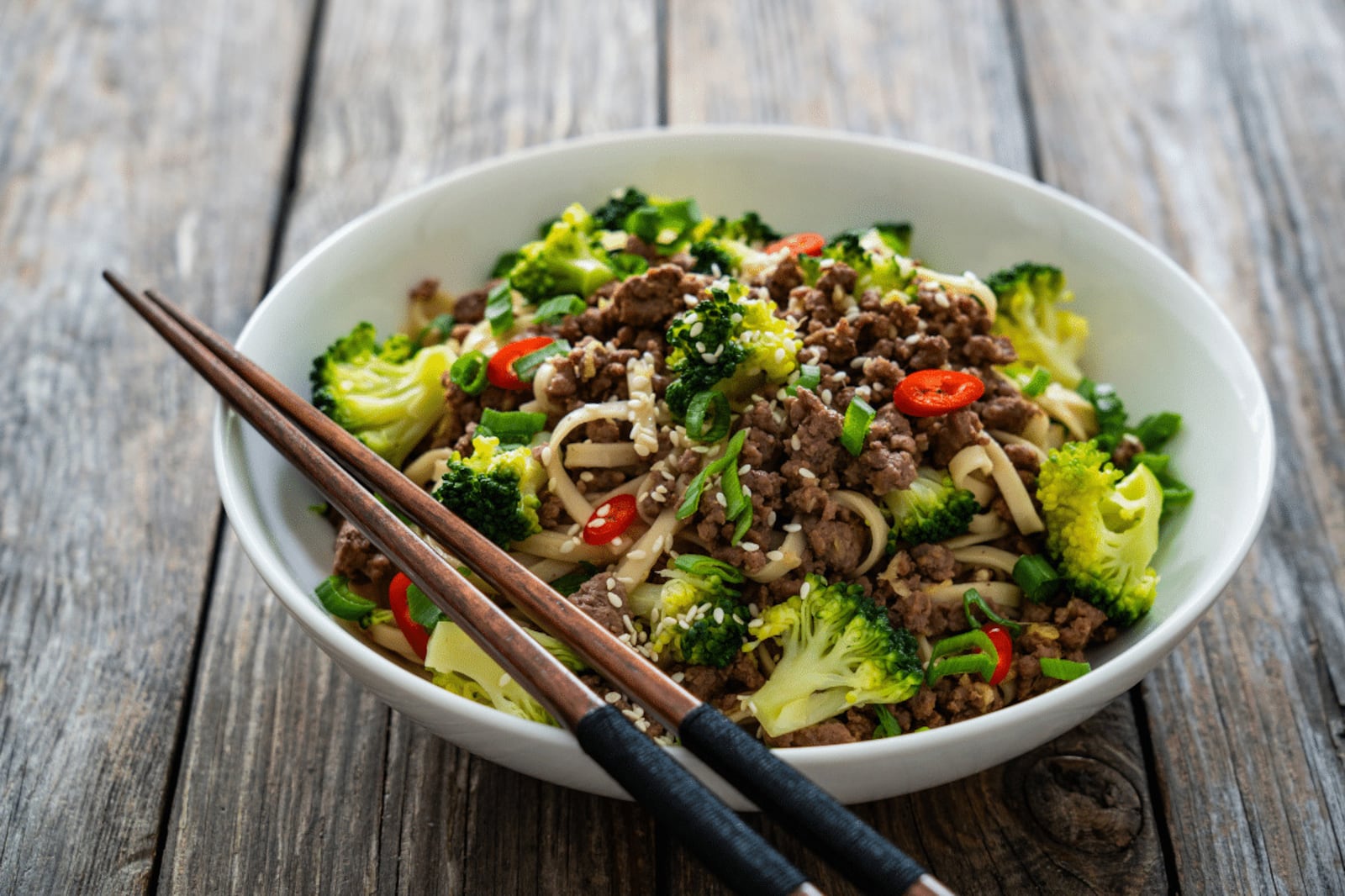Esse macarrão com carne moída e brócolis é uma opção completa para um jantar nutritivo OKN postlift