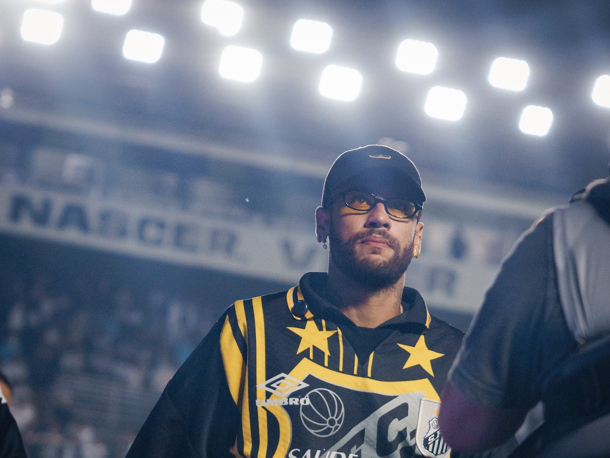 Neymar provoca torcida do Atlético-MG: ‘Eu sem joelho sou melhor que todo mundo do seu time’