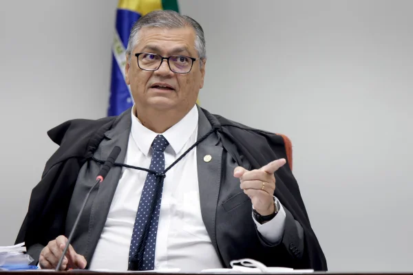 Dino: Mendonça pode ter usado "divergências pessoais" para afastar Andrei
