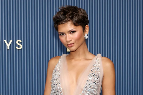 Zendaya aposta no corte pixie para o Emmy 2026; inspire-se no visual