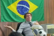 Jim Caviezel caracterizado como Jair Bolsonaro