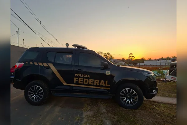 PF acha pilhas de dinheiro durante operação contra desvio de verba