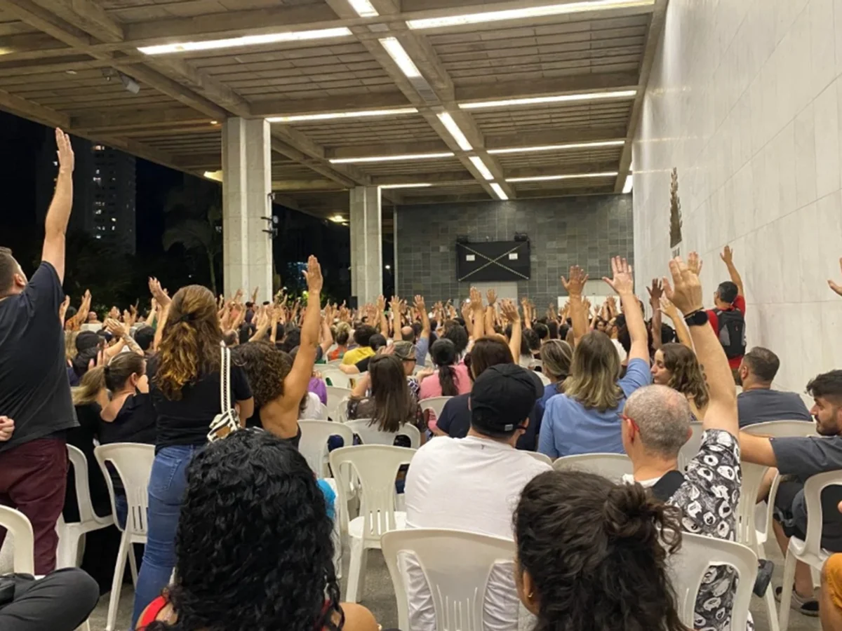 Professores de escolas particulares de BH discutem greve nesta quinta