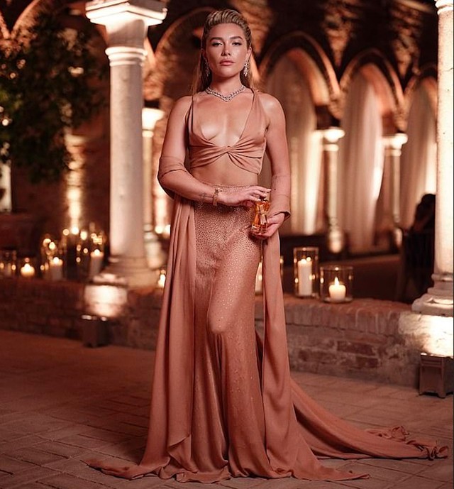 Florence Pugh, estrela da Marvel, estremece Veneza com look cor de carne e decote extremo