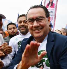 O candidato à presidência da República, Augusto Cury (Avante), realiza caminhada com apoiadores na orla da praia de Copacabana, na zona sul do Rio de Janeiro, na manhã desta segunda-feira, 7 Foto: PETER ILICCIEV/ENQUADRAR/ESTADÃO CONTEÚDO