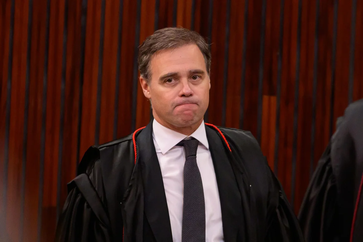 Mendonça atende Fachin e retira sigilo da investigação do caso Master