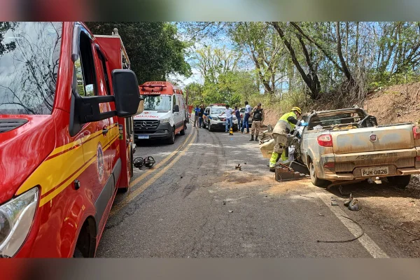 MG: homem fica preso às ferragens após batida frontal destruir caminhonete