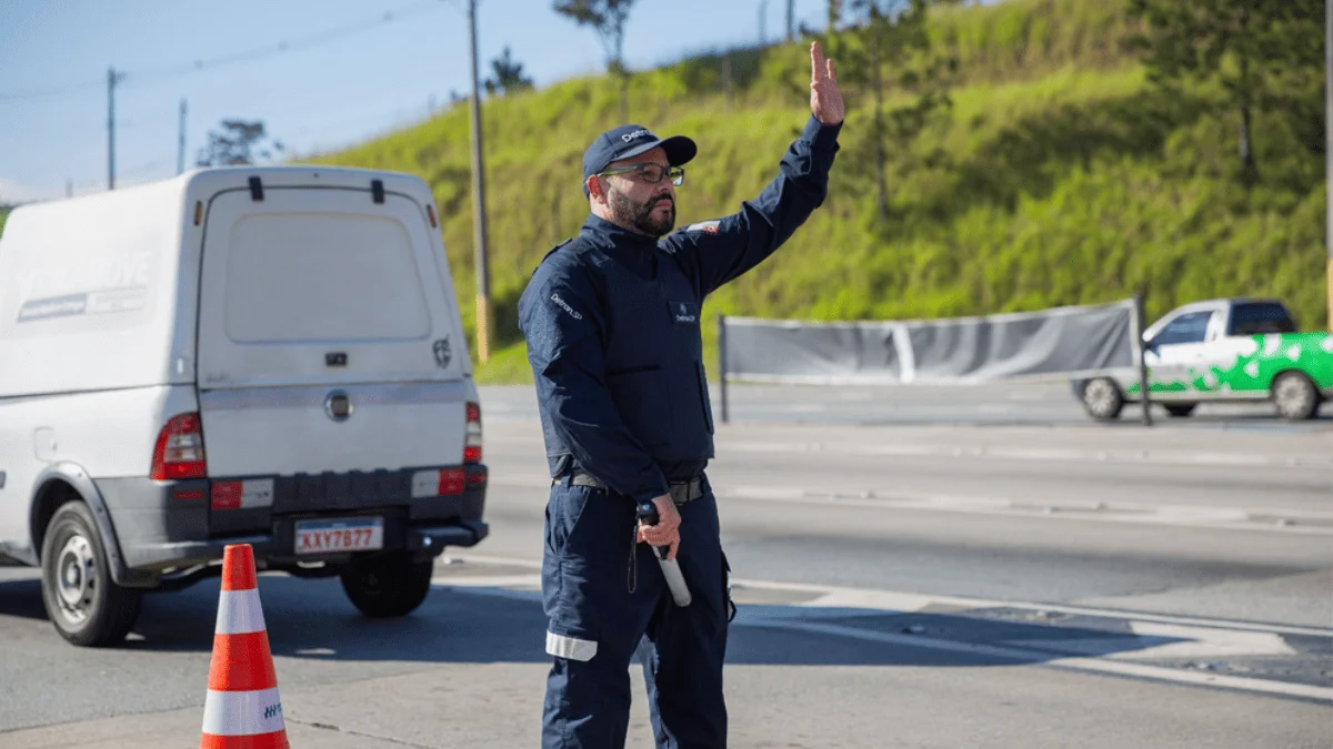 Detran-SP abre concurso para agentes de trânsito. Salário é de R$ 5,7 mil