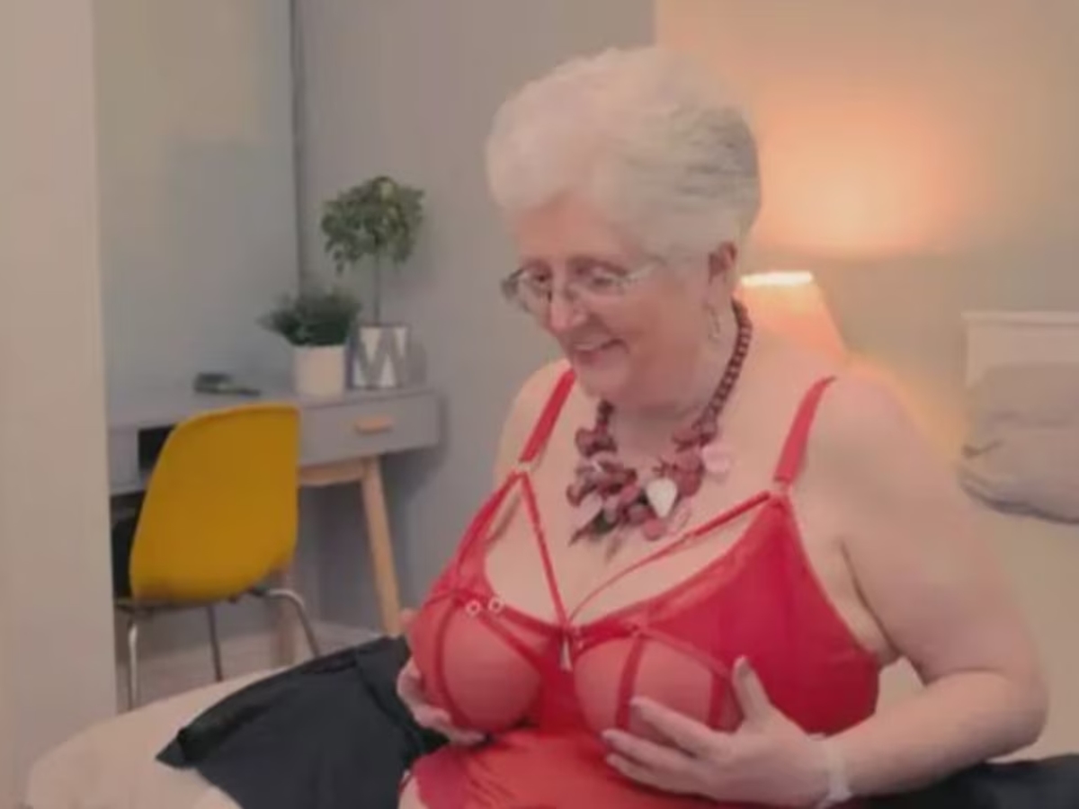 Ex-celibatária, mulher de 73 anos rebate críticas por dormir com jovens