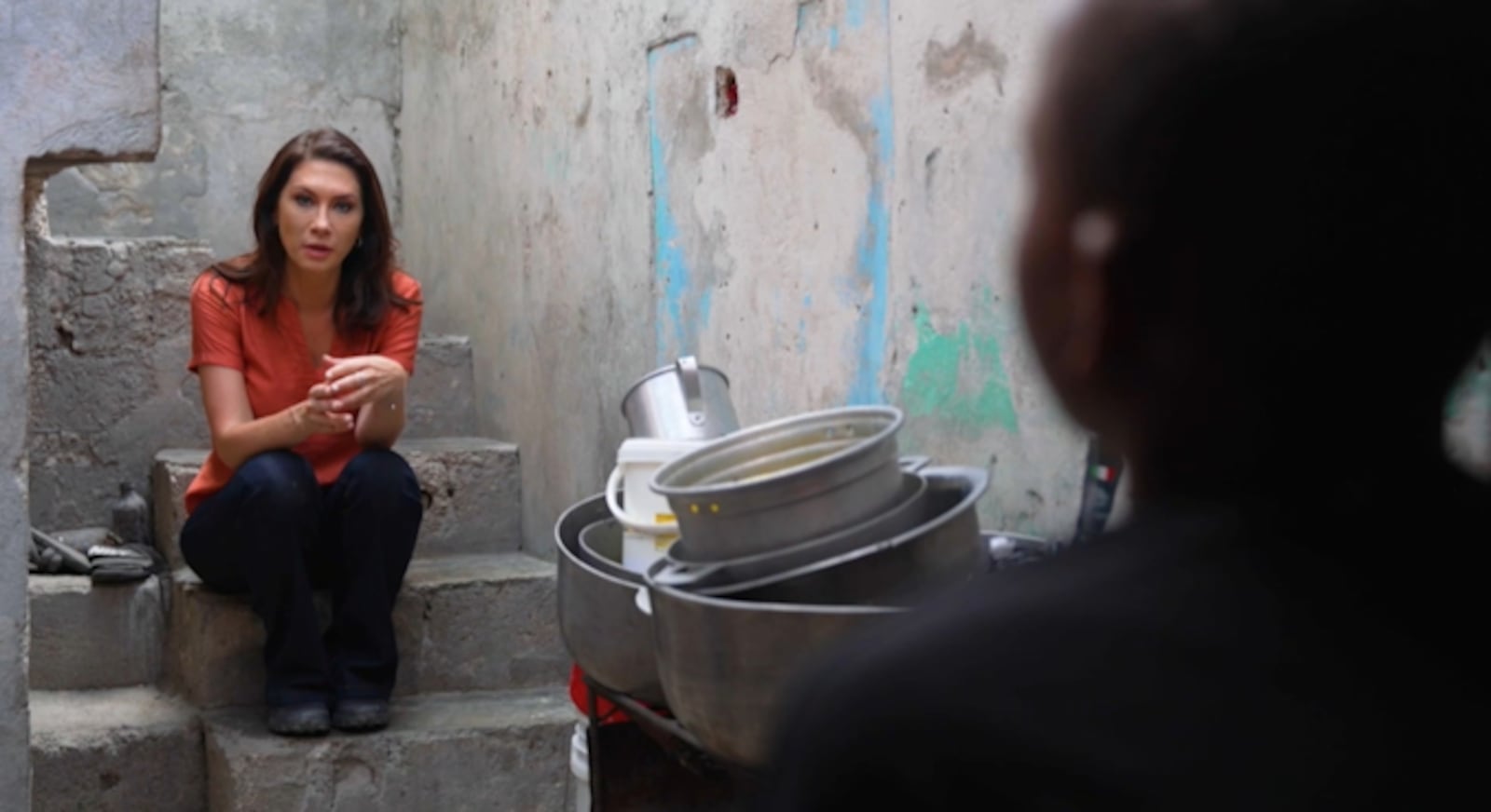 Thais Furlan acompanha histórias de haitianas que afirmam terem sido abandonadas pelos soldados após os abusos Divulgação/RECORD