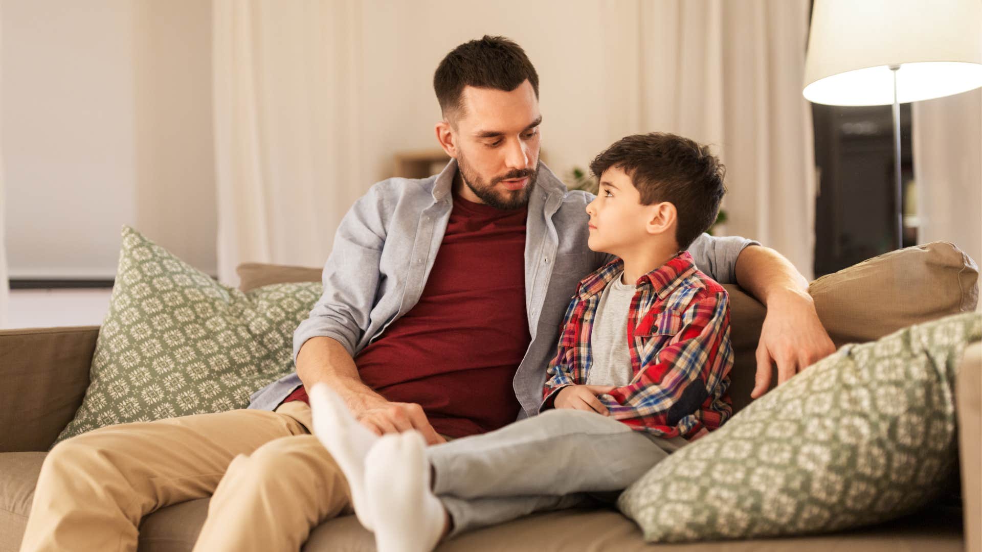 Pessoas que foram profundamente feridas por seus pais frequentemente ouviam estas 11 frases de boas intenções ao crescer