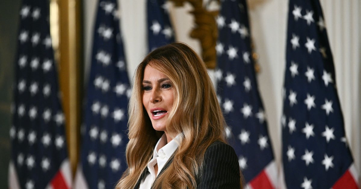 Melania Trump enfatiza a importância da administração da Casa Branca enquanto seu marido altera radicalmente os terrenos históricos